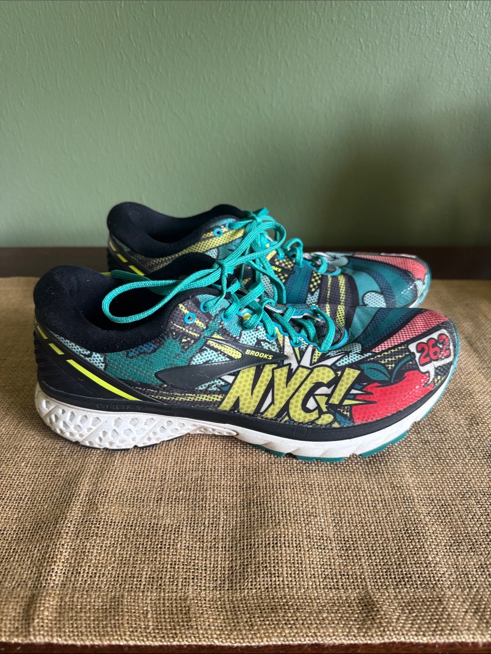 Brooks Ghost 11 Women’s Running Shoes NYC 26.2 Vibrant Comic Pop Design Size 9 - Picture 2 of 11